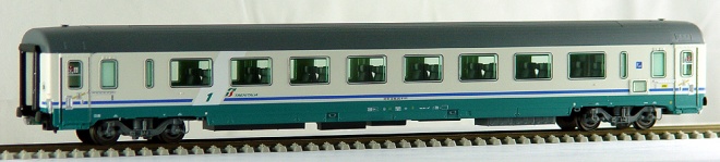 Passenger car 1st class type Granconforto of Trenitalia in XMPR livery<br /><a href='images/pictures/ACME/50413a.jpg' target='_blank'>Full size image</a>